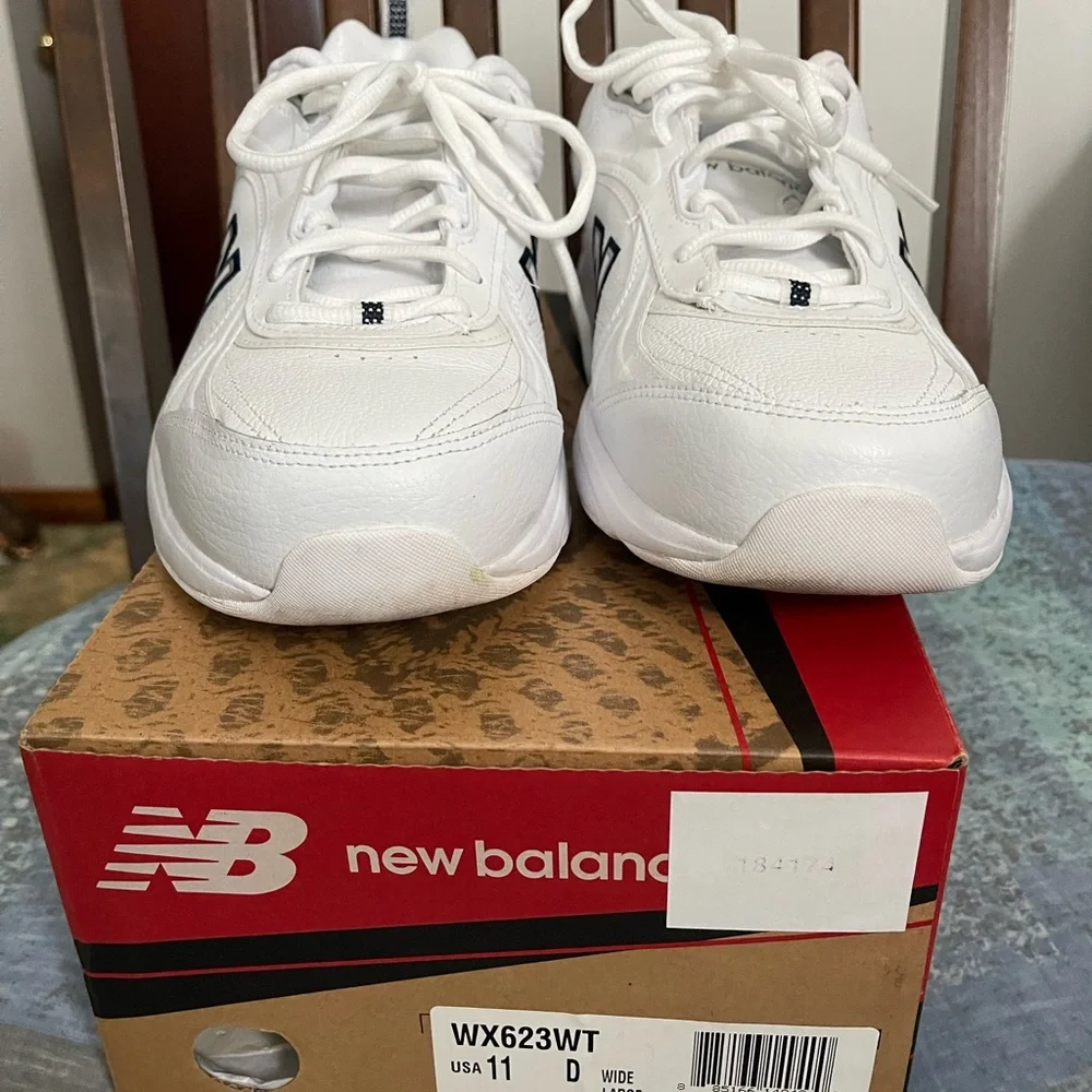 SOLD!    Like New Women’s New Balance 623. Size 11 Wide. - Picture 2 of 6